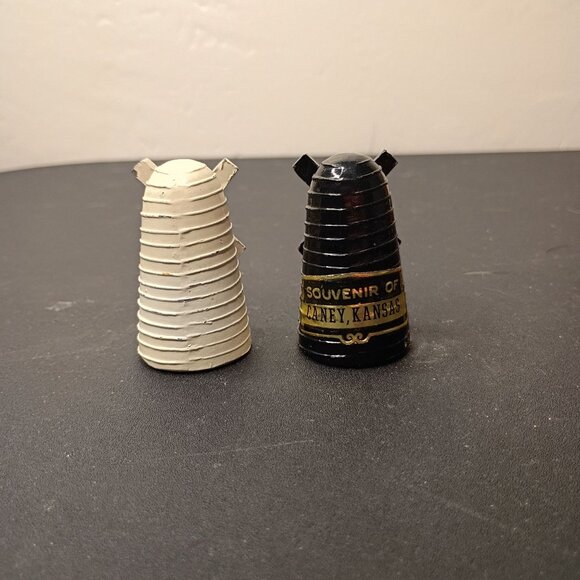 VTG Dutch Windmill Salt & Pepper Shakers Souvenir Of Caney Kansas Hand-Painted - Picture 11 of 15